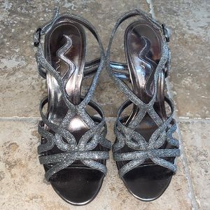 Nina womens 6.5 grey/silver sprarkly heels buckle